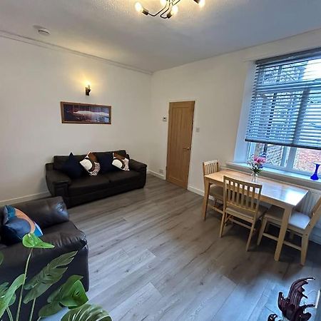 Spacious Homely 3 Bed Property Newcastle-under-Lyme Extérieur photo