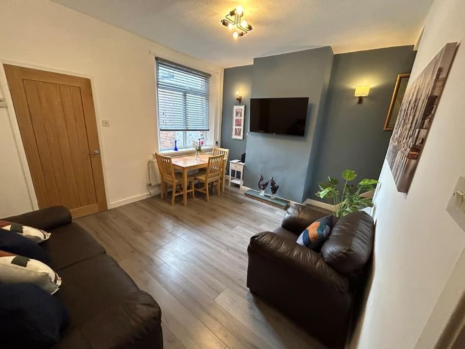Spacious Homely 3 Bed Property Newcastle-under-Lyme Extérieur photo
