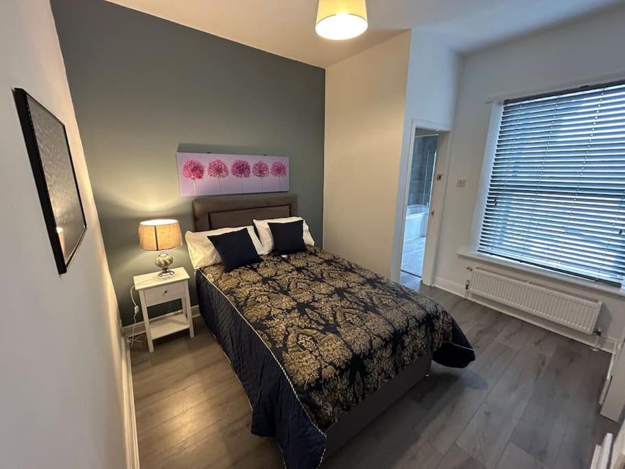 Spacious Homely 3 Bed Property Newcastle-under-Lyme Extérieur photo