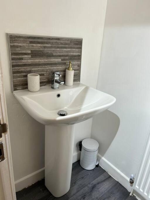 Spacious Homely 3 Bed Property Newcastle-under-Lyme Extérieur photo