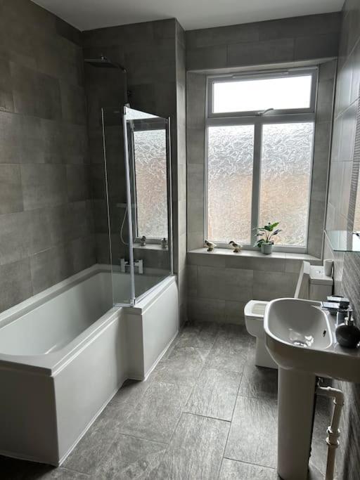 Spacious Homely 3 Bed Property Newcastle-under-Lyme Extérieur photo