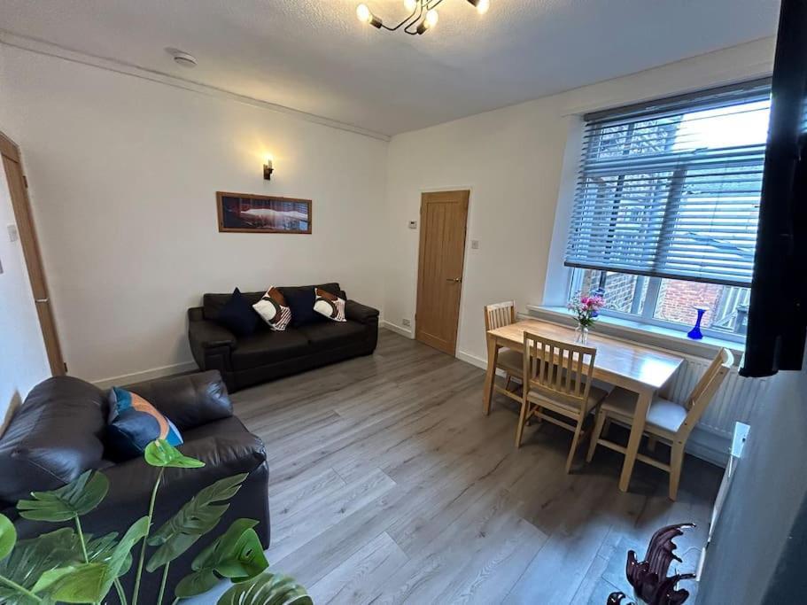 Spacious Homely 3 Bed Property Newcastle-under-Lyme Extérieur photo